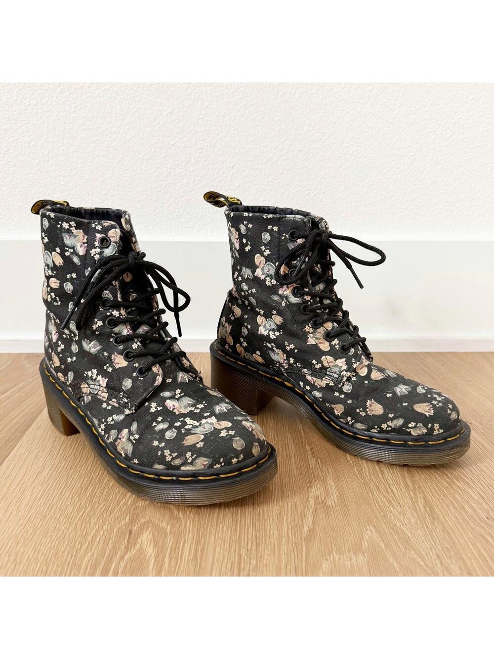 Dr. Martens Lynn Floral Fabric Heeled Lace Up Combat Boot US 6